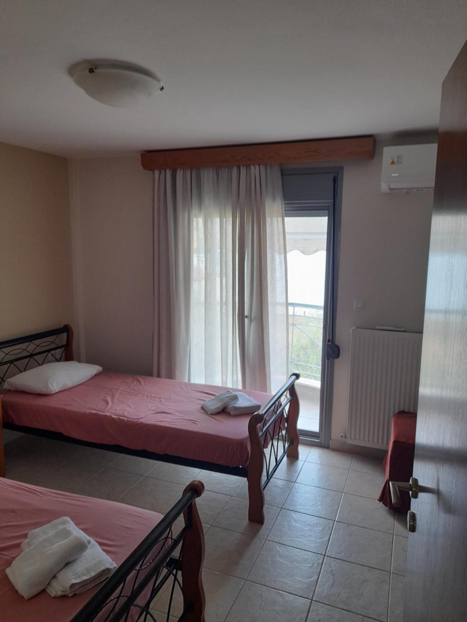 Dominikis Appartment Néa Péramos Eksteriør billede